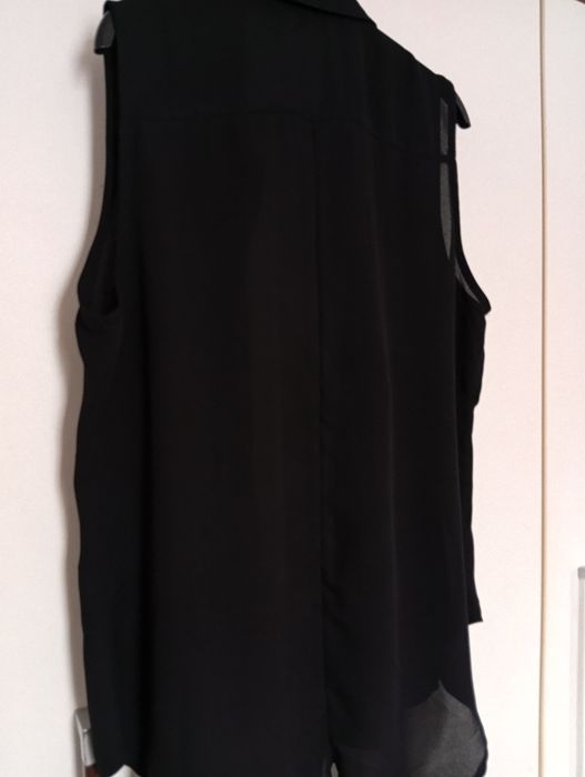 Pantaloni noi și bluza de dama