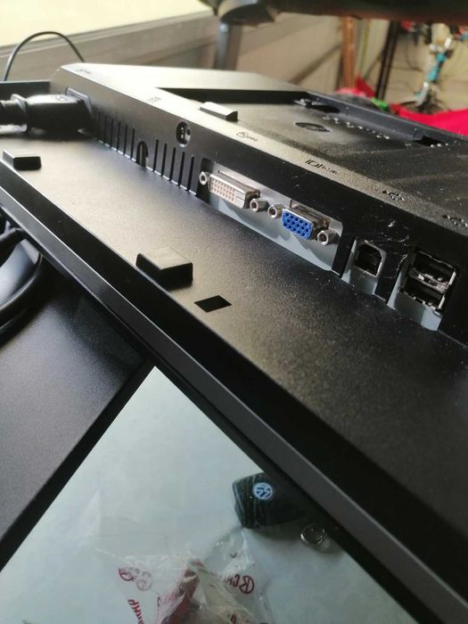 Dell монитор 19 инча. Ползван около 2 месеца само