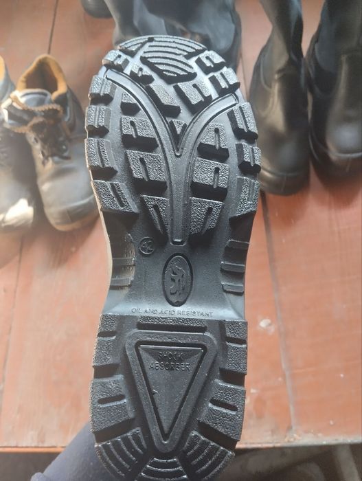 Ишга кийиш учун хар хил турдаги сапог ва ботинкалар