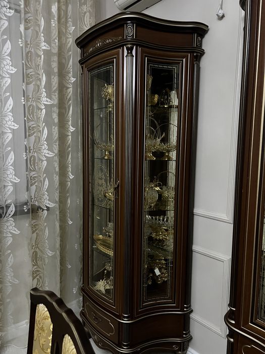 Продам сервант стеклянный