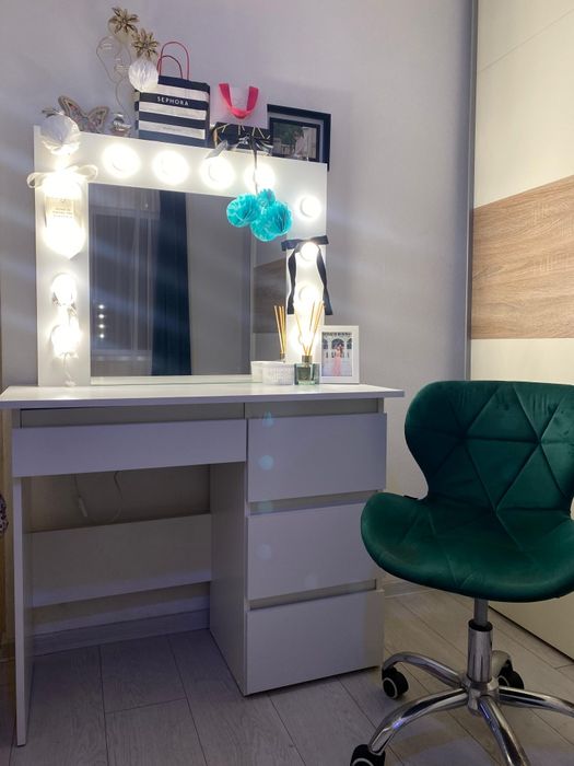 Vând măsuță cu scaun