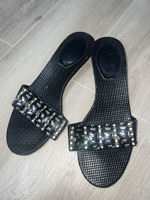 Босоножки на низком каблуке