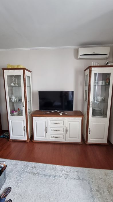 Стенка и стол в гостиную