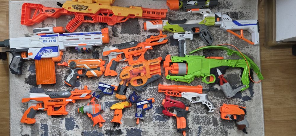 Lot puști , pistoale si accesorii Nerf