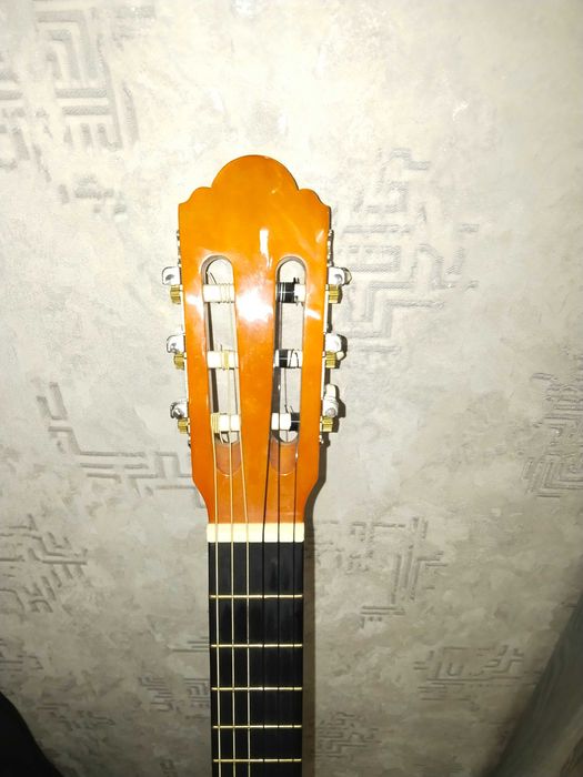 Акустическая гитара классическая