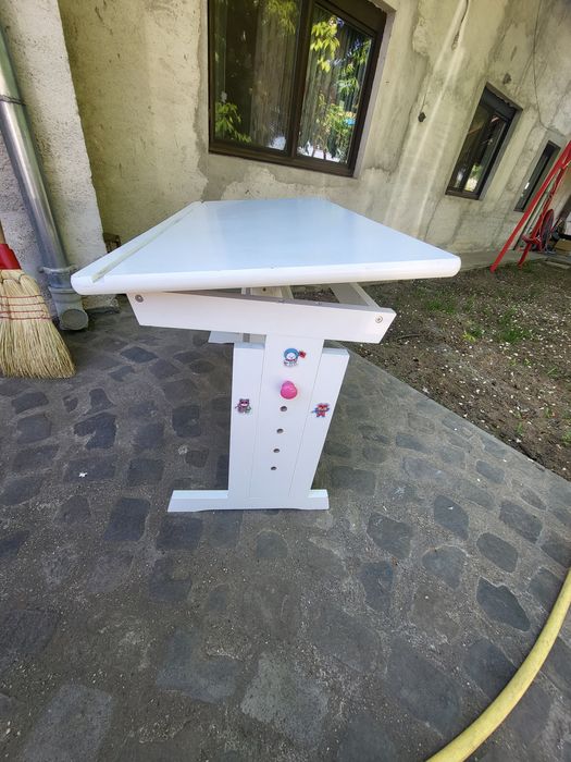 Vand birou copii,reglabil pe inaltime, cu blat ce se poate inclina