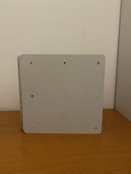 Vand urgent!Ps 4 slim alb in stare buna de functionare