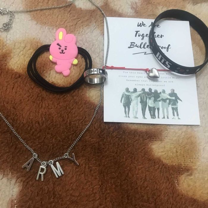 Аксессуары с корейской группой BTS