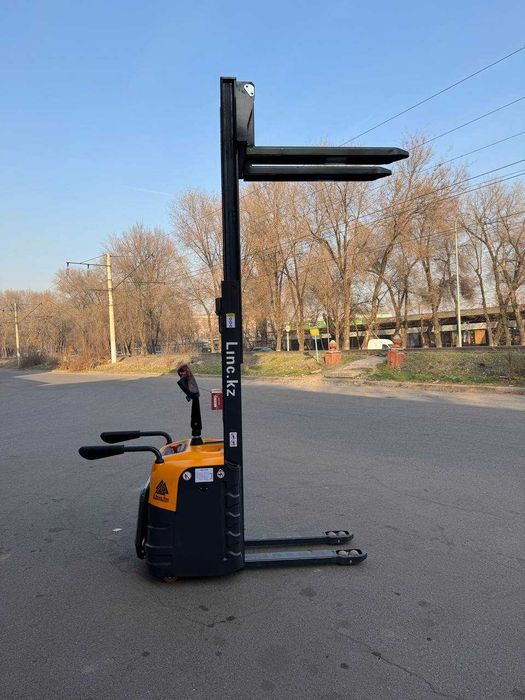 Самоходный, электрический штабелер,