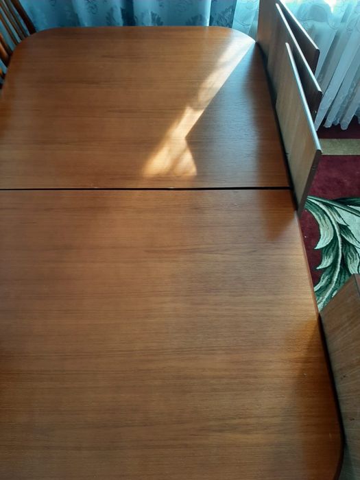 Продаю срочно стол гостевой