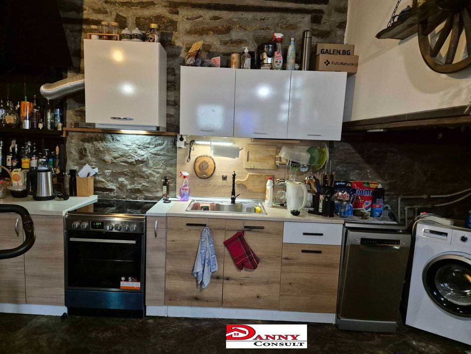 Двуетажна къща с двор и соларна система в с. Кесарево