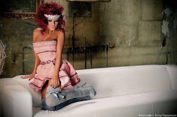 Рокля с камъчета