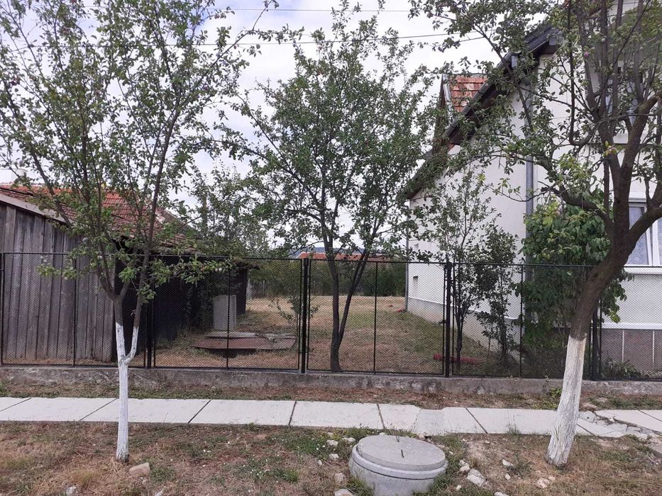 Vand casa cu etaj