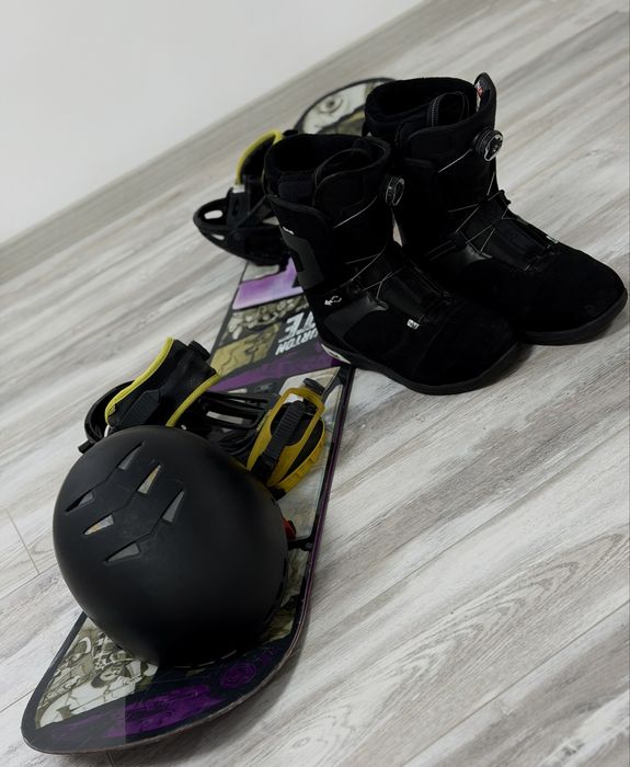 Сноуборд с креплениями ботинками и шлем