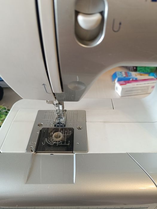Продам швейную машину Bernette E66