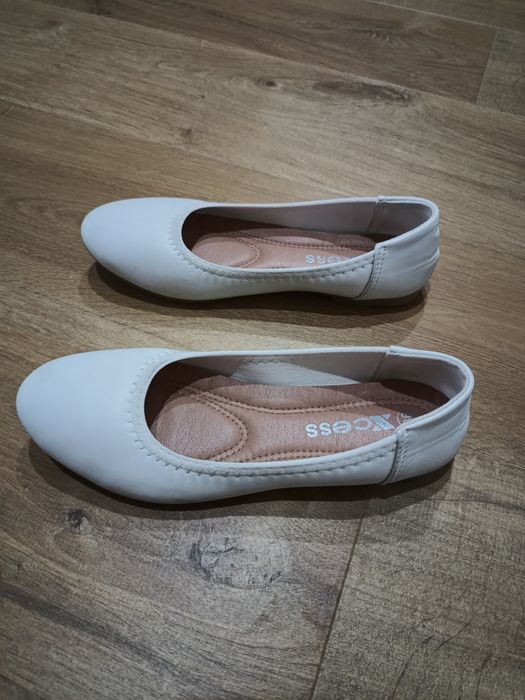 Дамски бели пантофки