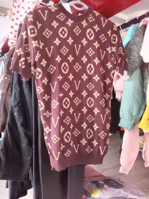 Arzon kiyimlar hammasi 50.000.   Optom oladiganlarga tovar ancha bor