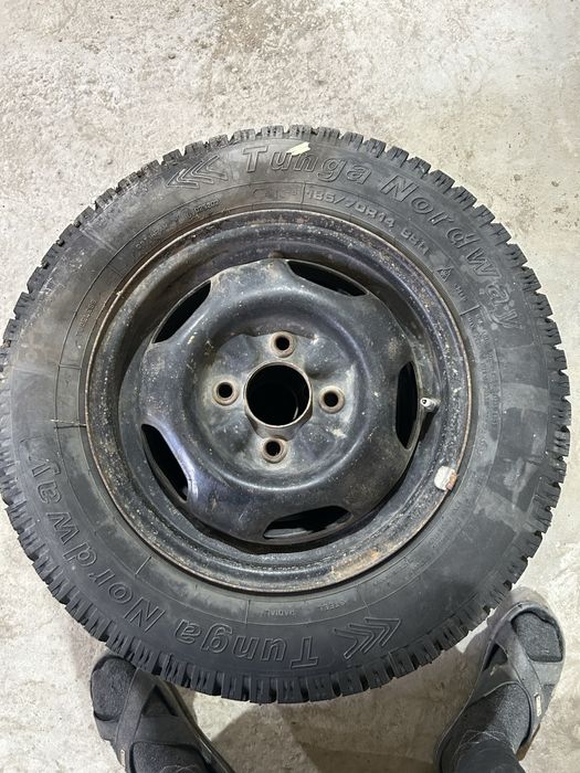 Продам 2 зимнее колеса