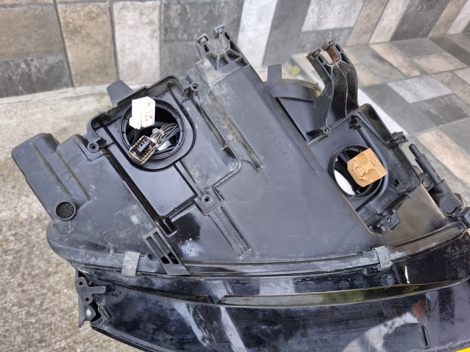 Vand far audi a4 b8 cu bixenon