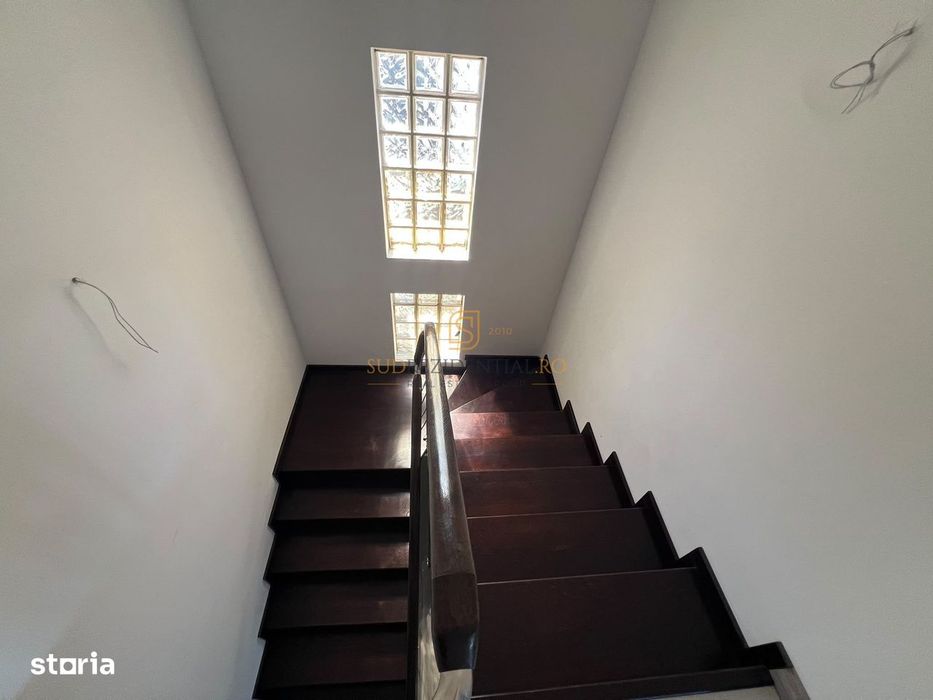 Vila individuala cu 7 camere, 5 dormitoare, teren 363 mp-Com. Berceni