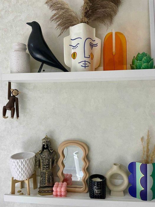 Полки с сувенирами