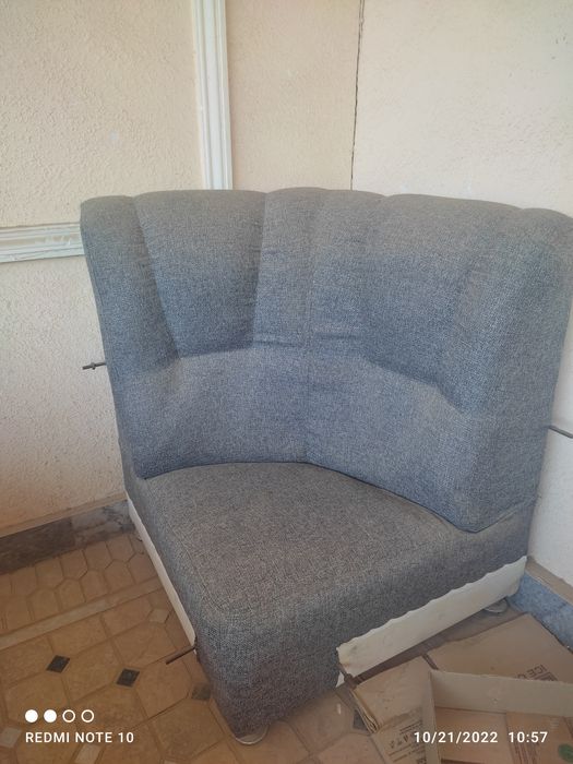 2 ta kravat va katta yumshoq mebel sotiladi