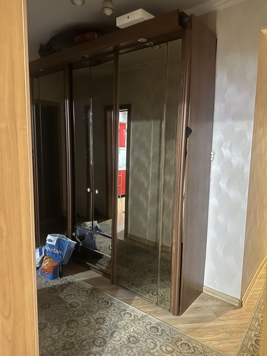 Шифонер для прихожки, диван для гостинный.