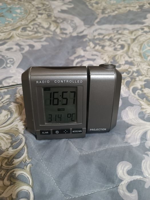 Электронные часы с лазером