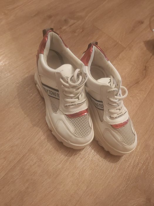 Кроссовки - 1000 тг.