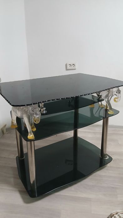 Продам стеклянный стол под телевизора