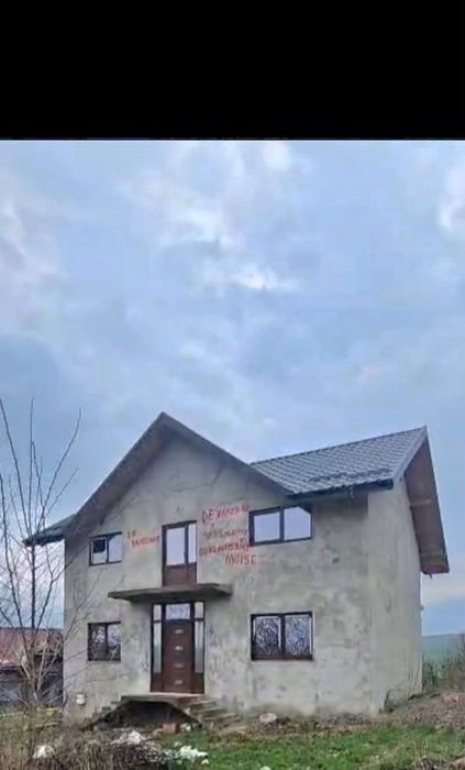 Vand casa in zona todireni centru langa primarie .este facut nou apa trasa ,curent tras, casa are 3 camere 2 bai bucatarie +living ..casa are si beci