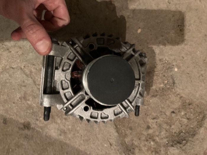 Продавам рециклиран генератор Bosch на 2 години за Renault Scenic I