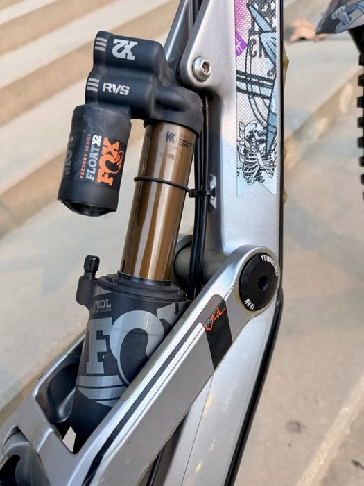 YT Tues CF Pro Race carbon downhill