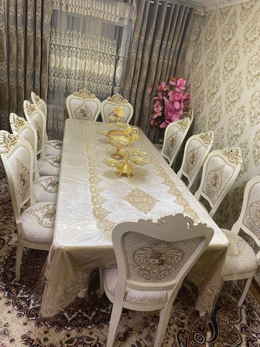 Mehmonxona uchun stol va stullar