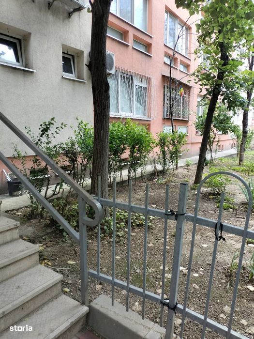 Garsoniera mare, renovată, la cheie