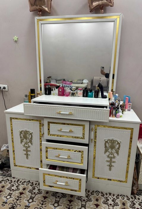 Premium dressing table