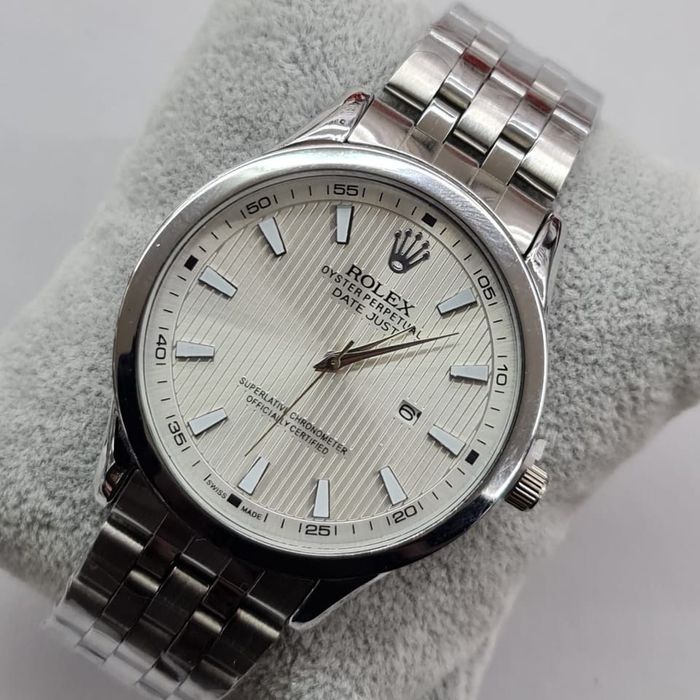 новый часы 15000тг новый