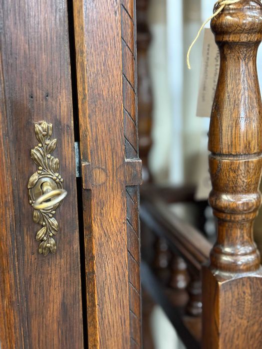 Стенна витрина-шкаф от дъб