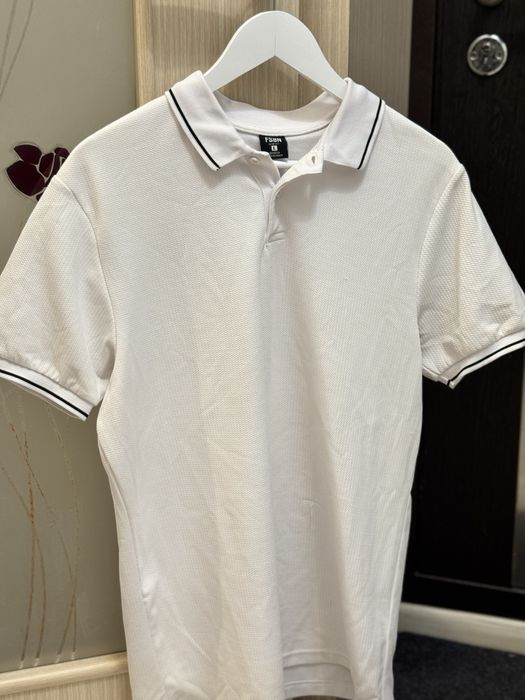 Белая футболка поло и кофта на замке