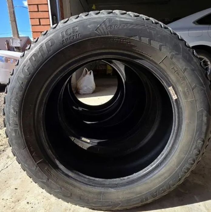 Продам 2шт зимние шины 215/60/16