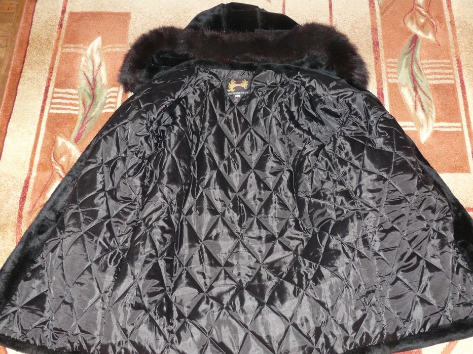 Haina cu gluga din blana artificiala marime XXXL nepurtata