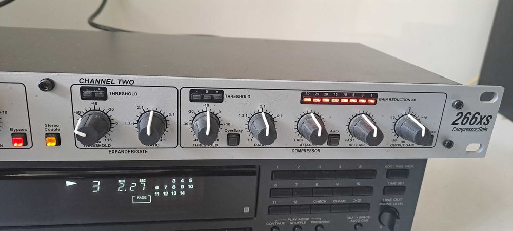 Interfata audio dbx 118 Compresor Gate Studio Rack