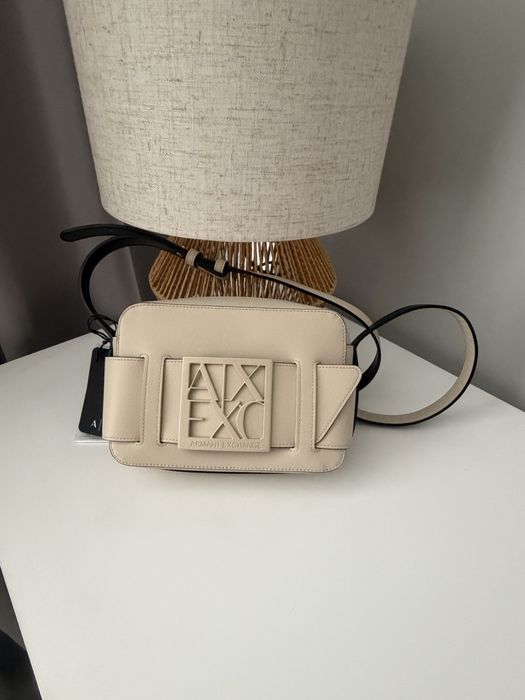 Armani Exchange чанта в бежов цвят