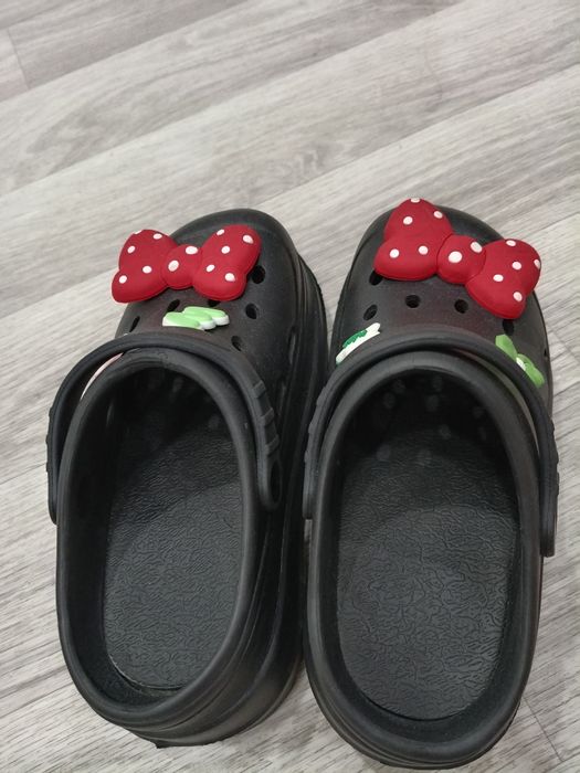 Кроксы черные срочно