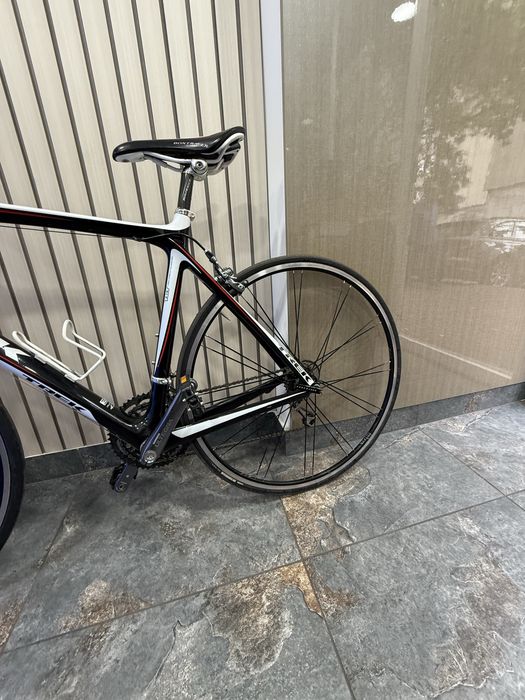Fane Amanet: Bicicletă de șosea Trek Madone 4.7 din carbon