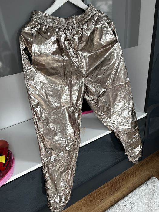 Costum CATO auriu metalizat