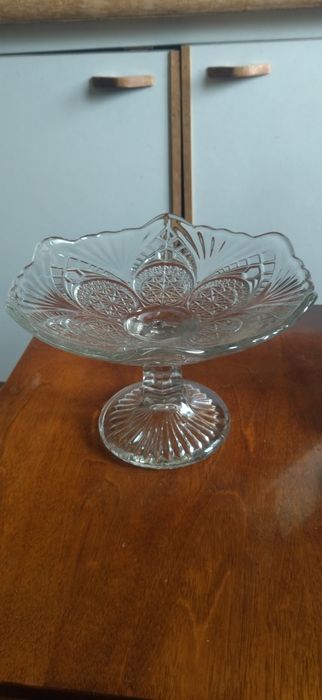 Продаются винтажные ваза для фруктов и сливочник.