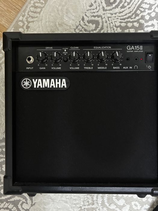 Комбик yamaha и электрогитара на синглах