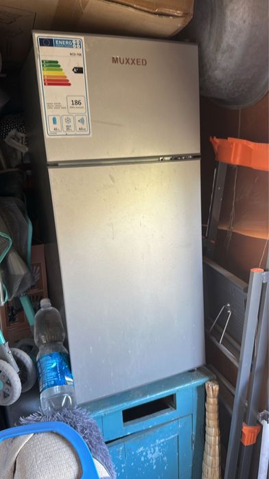 Холодильник серебристый