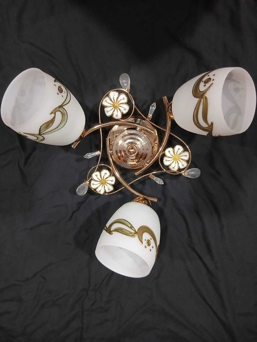 Продам трёхрожковую люстру